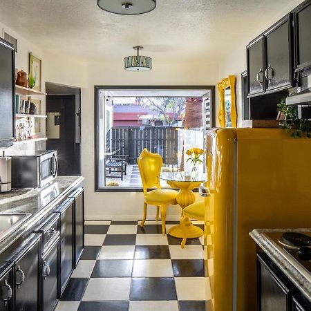 Mid-Century Modern Home In Beautiful ラキンタ エクステリア 写真