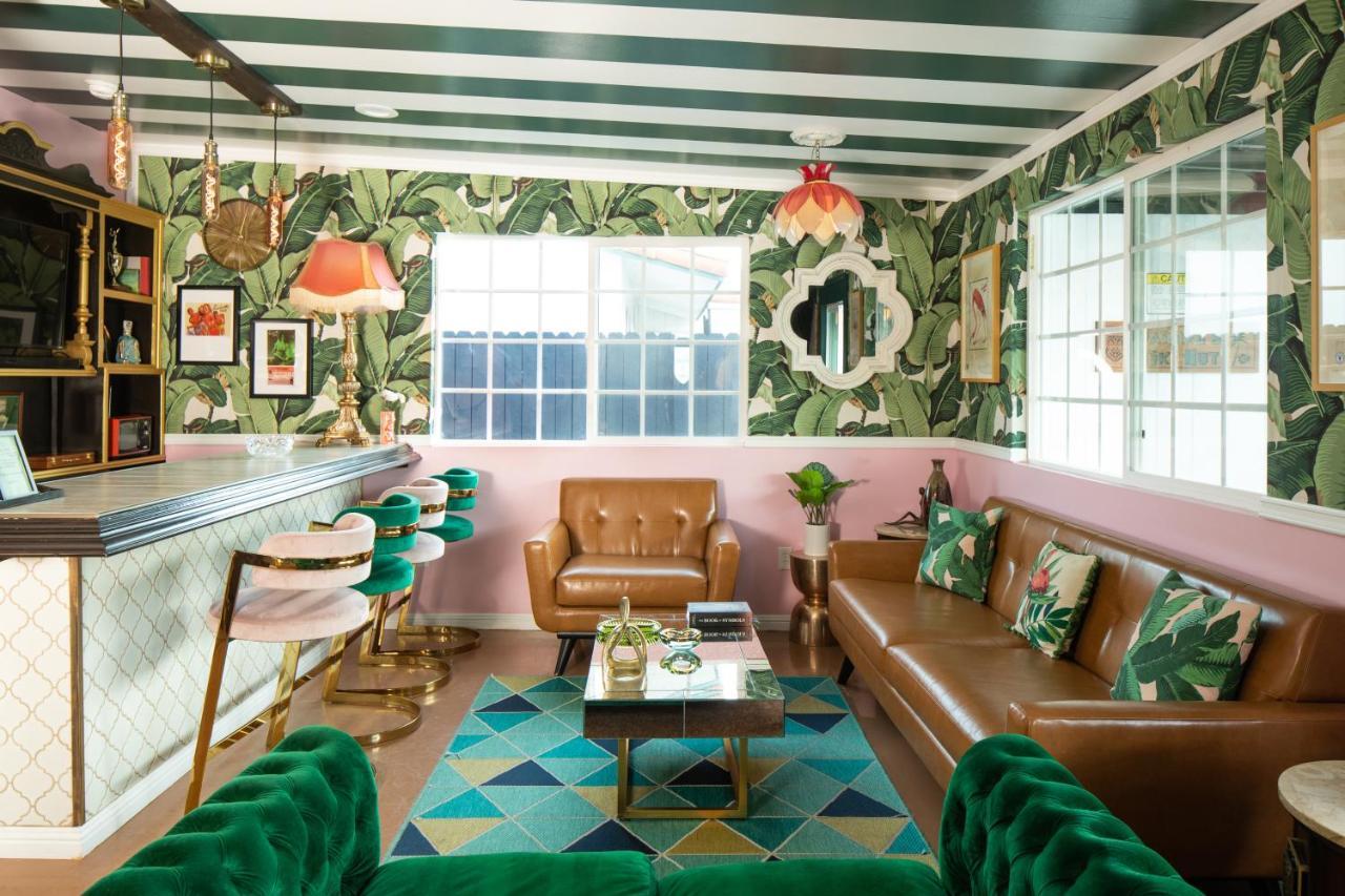 Mid-Century Modern Home In Beautiful ラキンタ エクステリア 写真
