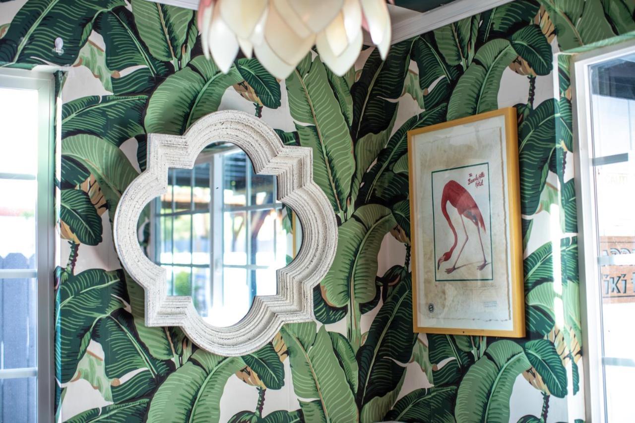 Mid-Century Modern Home In Beautiful ラキンタ エクステリア 写真