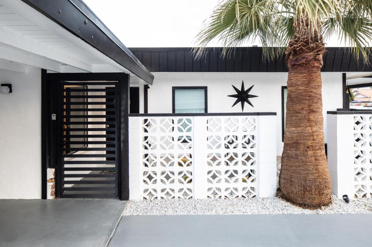 Mid-Century Modern Home In Beautiful ラキンタ エクステリア 写真