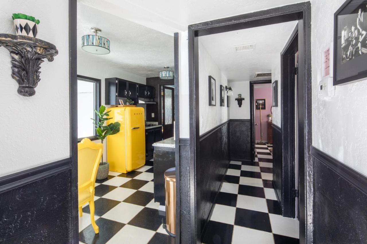 Mid-Century Modern Home In Beautiful ラキンタ エクステリア 写真