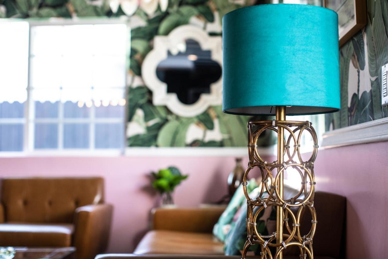 Mid-Century Modern Home In Beautiful ラキンタ エクステリア 写真