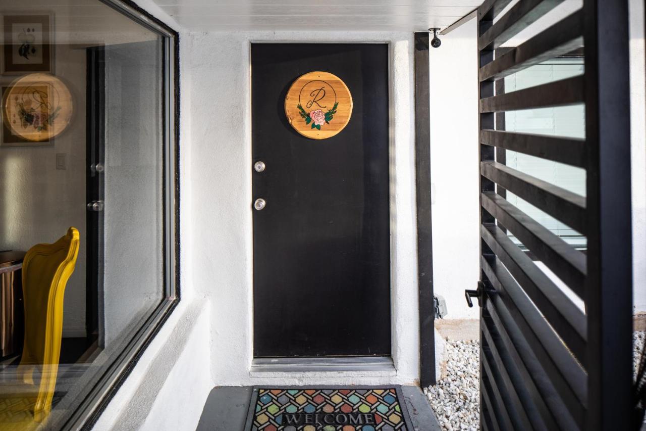 Mid-Century Modern Home In Beautiful ラキンタ エクステリア 写真